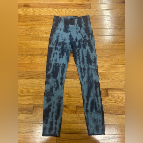 Lululemon Invigorate High-Rise Tight 25" *Wash
Forest Shibori Graphite Size 2 - Picture 3 of 6